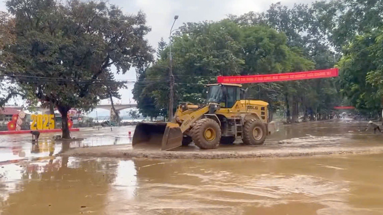 Hiệp hội Doanh nghiệp tỉnh huy động máy xúc lật tham gia dọn bùn đất tại phường Minh Xuân. z7117830907608-c1d7c9d20f70e252b0296a6358ee8bc4.jpg