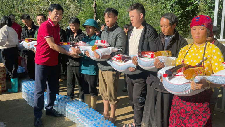 Đại diện Hiệp hội Doanh nghiệp tỉnh trao các suất quà hỗ trợ người dân bị ảnh hưởng do bão số 10 tại xã Lũng Cú. z7117830881721-cde69c42b7b08a73d5831c1b1e2aace8.jpg