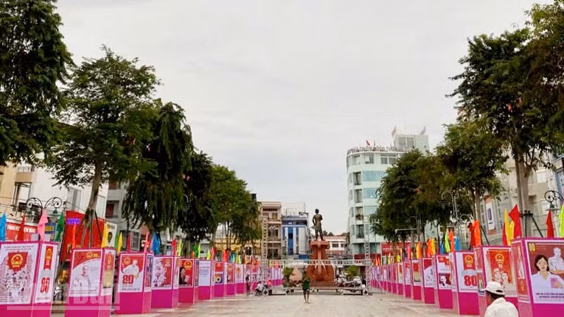 Triển lãm tranh cổ động tấm lớn tại Công viên Tượng đài Anh hùng dân tộc Nguyễn Trung Trực, phường Rạch Giá.