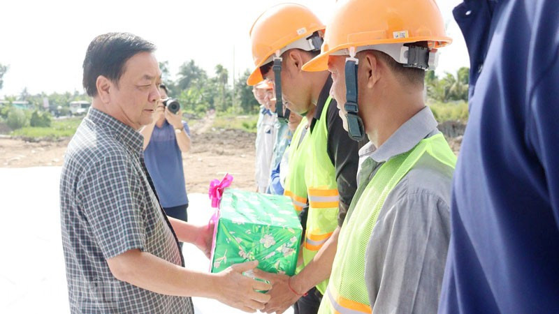 Phó Chủ tịch Quốc hội Lê Minh Hoan tặng quà động viên công nhân và đơn vị thi công. ndo_bl_3.jpg