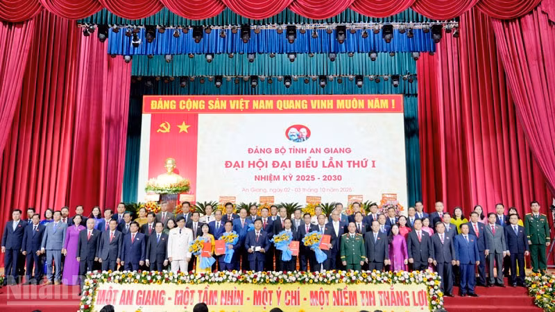 Ban Chấp hành Đảng bộ tỉnh An Giang lần thứ I, nhiệm kỳ 2025-2030 ra mắt Đại hội. (Ảnh: Ban tổ chức Đại hội cung cấp).