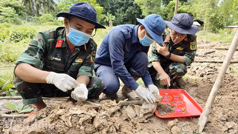 Cán bộ, chiến sĩ Đội K92 tìm kiếm, cất bốc được 3 hài cốt liệt sĩ tại khu vực Nghĩa trang Xóm Khỉ. (Ảnh: PHƯƠNG VŨ)
