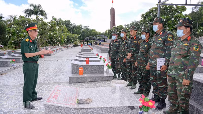 Lãnh đạo Bộ Chỉ huy quân sự tỉnh An Giang quán triệt tinh thần cho Đội lấy mẫu ADN hài cốt liệt sĩ tại Nghĩa trang Liệt sĩ Tri Tôn. (Ảnh: PHƯƠNG VŨ)