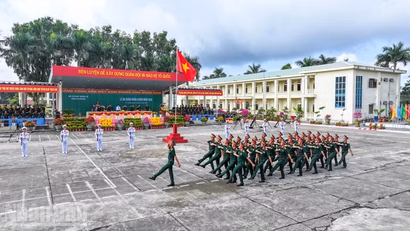 Lực lượng vũ trang tỉnh duyệt đội ngũ tại Lễ ra quân huấn luyện năm 2026. (Ảnh: PHƯƠNG VŨ)