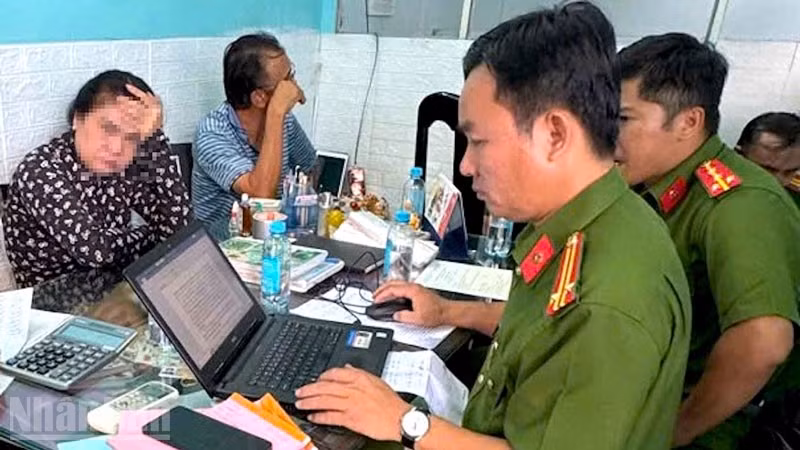 Lực lượng công an làm việc với chủ cơ sở kinh doanh.
