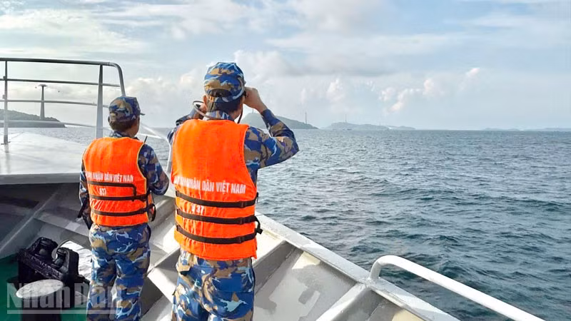 Cán bộ, chiến sĩ Tàu 637, Hải đội 511, Lữ đoàn 127 (Bộ Tư lệnh Vùng 5 Hải quân) quan sát, tìm kiếm ngư dân mất tích trên vùng biển Phú Quốc. (Ảnh: Bộ Tư lệnh Vùng 5 Hải quân). 