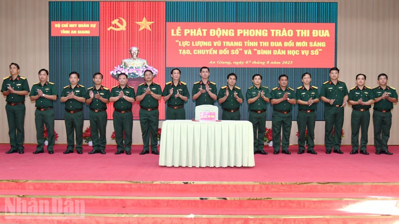 Các cơ quan, đơn vị lực lượng vũ trang tỉnh An Giang ký kết giao ước thi đua. (Ảnh: PHƯƠNG VŨ)