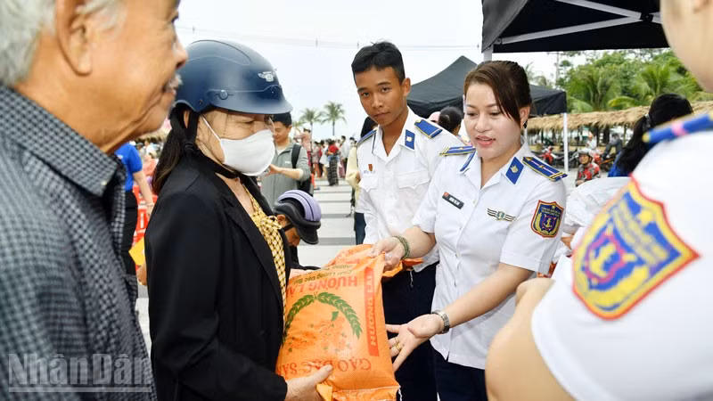 Cán bộ, chiến sĩ Cảnh sát biển trực tiếp trao tận tay nhu yếu phẩm cho bà con nhân dân tại phiên chợ nghĩa tình.