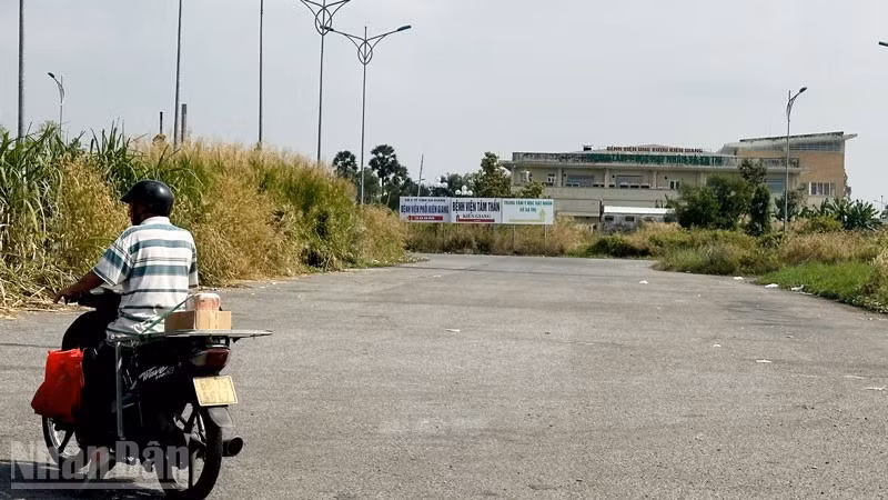 Đường vào khu Trung tâm Y học hạt nhân và Xạ trị (thuộc Bệnh viện Ung bướu Kiên Giang). 