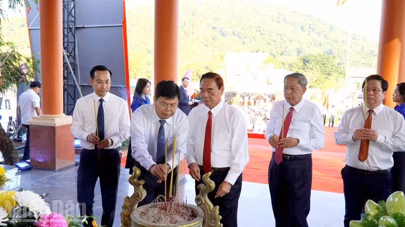 Nguyên lãnh đạo Đảng, lãnh đạo tỉnh An Giang thắp hương tri ân nữ Anh hùng Lực lượng vũ trang nhân dân Phan Thị Ràng.​