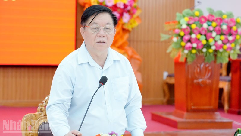 Trưởng Ban Tuyên giáo và Dân vận Trung ương Nguyễn Trọng Nghĩa phát biểu chỉ đạo tại buổi làm việc với Ban Thường vụ Đảng ủy đặc khu Kiên Hải. (Ảnh: TÂY HỒ) ndo_bl_2.jpg