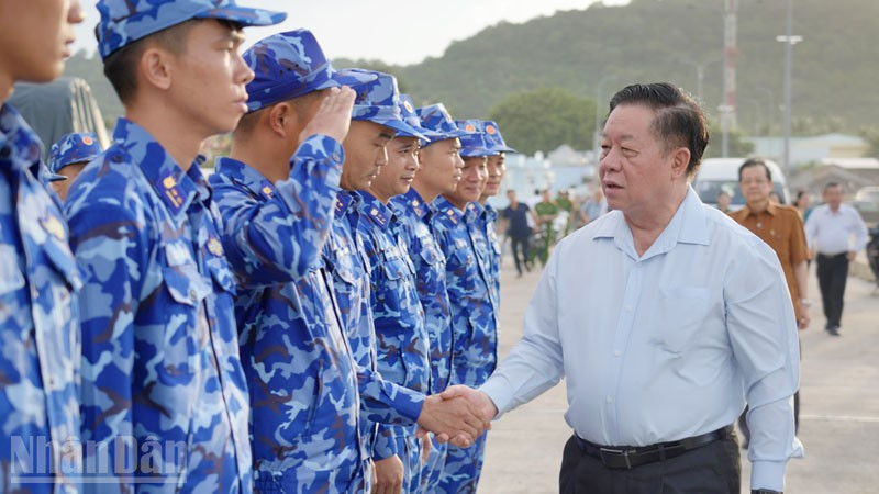 Trưởng Ban Tuyên giáo và Dân vận Trung ương Nguyễn Trọng Nghĩa thăm hỏi cán bộ, chiến sĩ Tàu Cảnh sát biển 4039 Vùng Cảnh sát biển 4. (Ảnh: TÂY HỒ) ndo_bl_5.jpg