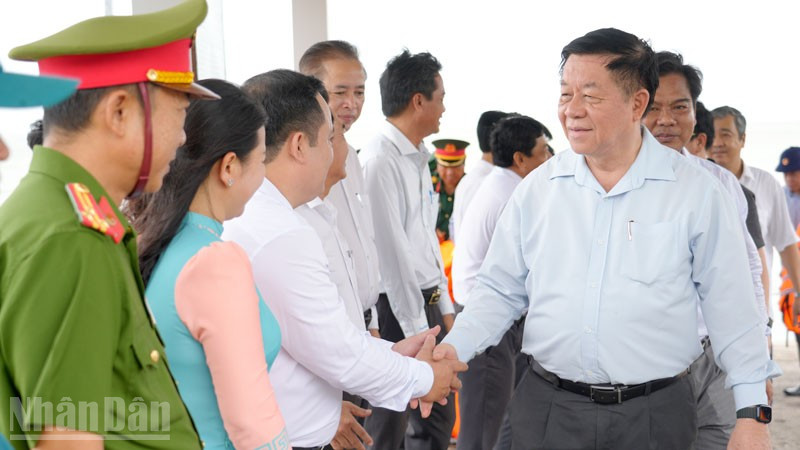 Đồng chí Nguyễn Trọng Nghĩa thăm cán bộ và nhân dân Đặc khu Kiên Hải. (Ảnh: TÂY HỒ)
