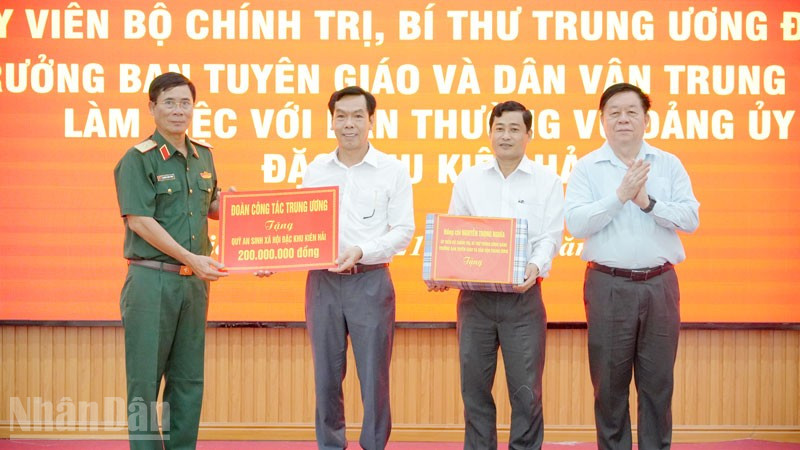 Đồng chí Nguyễn Trọng Nghĩa trao Quỹ An sinh xã hội cho đặc khu Kiên Hải. (Ảnh: TÂY HỒ) ndo_bl_3.jpg