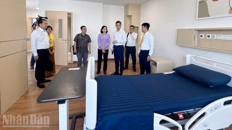 Đoàn công tác của Bộ Y tế và lãnh đạo tỉnh An Giang khảo sát trực tiếp tại các bệnh viện ở Phú Quốc. 