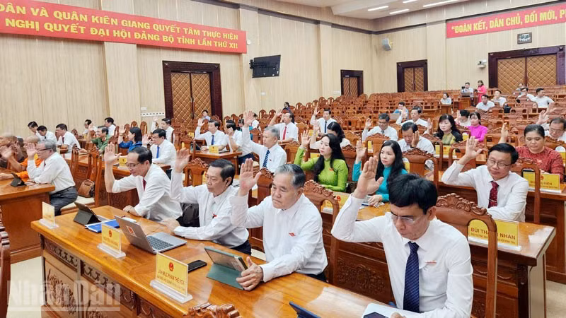 Đại biểu Hội đồng nhân dân tỉnh Kiên Giang biểu quyết thông qua các nghị quyết.