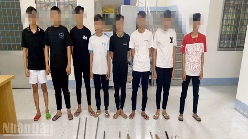 Công an thu giữ hung khí tự chế của nhóm thanh niên chuẩn bị đánh nhau. (Ảnh: Cổng thông tin điện tử Công an tỉnh An Giang).