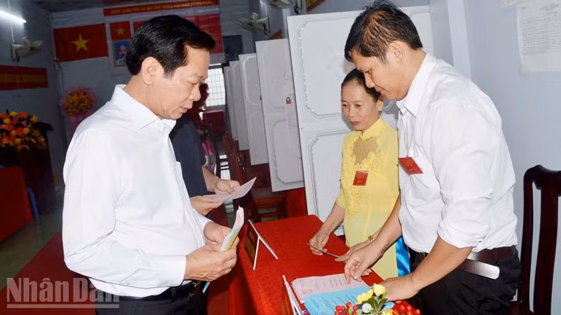 Ủy viên Trung ương Đảng, Bộ trưởng Nội vụ Đỗ Thanh Bình tham gia tại khu vực bỏ phiếu số 4, ấp Vĩnh Đông 2, xã Vĩnh Phong, tỉnh An Giang. (Ảnh: VĂN DƯƠNG)