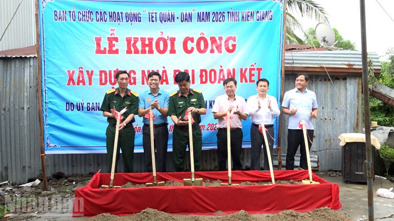 Đại biểu thực hiện nghi thức khởi công xây dựng nhà đại đoàn kết cho hộ nghèo trên địa bàn xã Hòa Điền, huyện Kiên Lương. (Ảnh: PHƯƠNG VŨ). ndo_bl_2.jpg