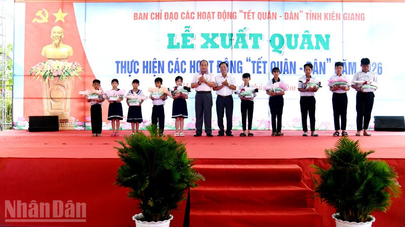 Ban tổ chức đã trao 10 suất học bổng cho học sinh nghèo vượt khó học giỏi trên địa bàn xã Hòa Điền, huyện Kiên Lương, tỉnh Kiên Giang. (Ảnh: PHƯƠNG VŨ).