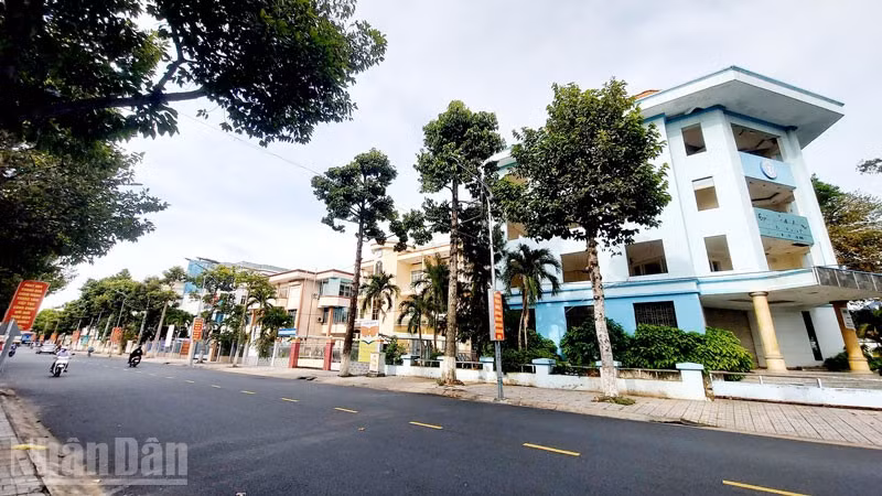 Các trụ sở dôi dư trên đường Lê Triệu Kiết, phường Long Xuyên, tỉnh An Giang. 