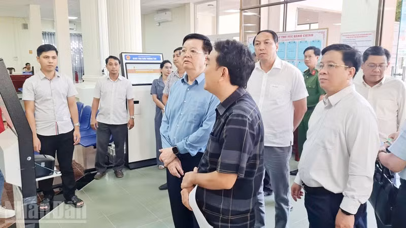 Phó Thủ tướng Chính phủ Mai Văn Chính đến kiểm tra công tác chuẩn bị cho việc vận hành mô hình chính quyền 2 cấp tại tỉnh Kiên Giang. 