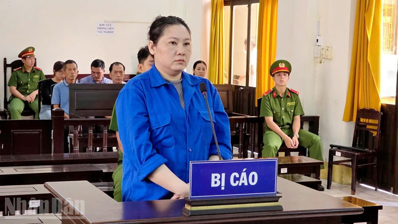 Bị cáo Bùi Thị Kim Thảo nghe tòa tuyên án. (Ảnh: VĂN VŨ)