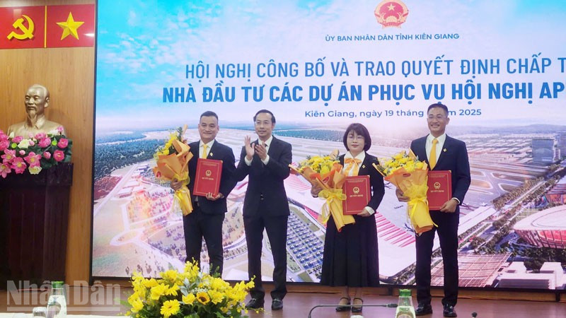 Chủ tịch Ủy ban nhân dân tỉnh Kiên Giang Nguyễn Thanh Nhàn trao quyết định cho các nhà đầu tư. ndo_bl_2-6633.jpg