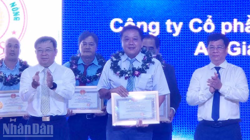 Lãnh đạo tỉnh An Giang tặng Bằng khen cho tập thể, cá nhân có thành tích trong hoạt động sản xuất kinh doanh, góp phần vào sự phát triển kinh tế-xã hội tỉnh An Giang năm 2025.