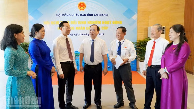 Các đại biểu trao đổi bên lề hội nghị giao ban Hội đồng nhân dân 2 cấp tỉnh An Giang. 