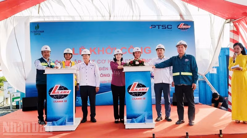 Đại diện chính quyền địa phương, chủ đầu tư và nhà thầu thực hiện nghi thức khởi công hạng mục thi công lắp đặt cơ khí tuyến ống bờ thuộc Dự án đường ống dẫn khí Lô B-Ô Môn.