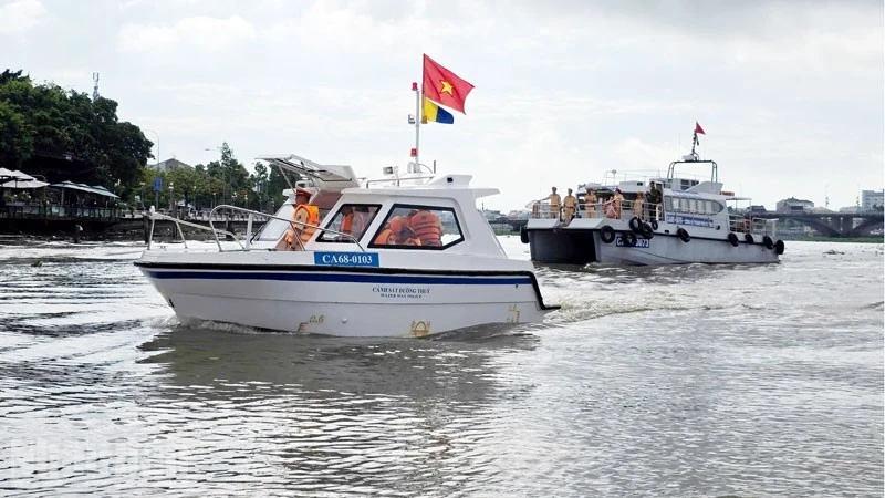 Lực lượng Cảnh sát giao thông ra quân trên các tuyến sông kiểm soát các phương tiện có gắn thiết bị bơm, hút và vận chuyển cát, sỏi trên địa bàn toàn tỉnh. (Ảnh: VĂN VŨ).