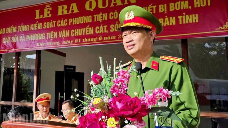 Đại tá Nguyễn Nhật Trường, Phó Giám đốc Công an tỉnh Kiên Giang phát biểu chỉ đạo tại Lễ ra quân. (Ảnh: VĂN VŨ) ndo_bl_2.jpg