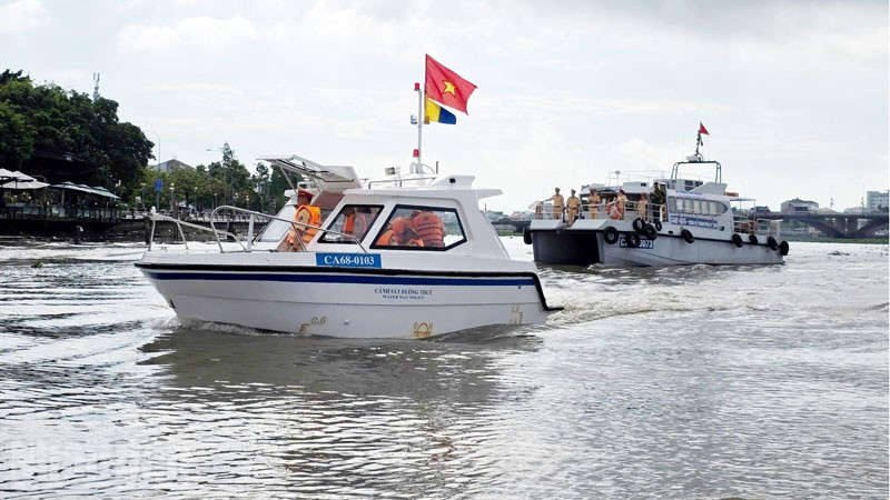 Lực lượng Cảnh sát giao thông ra quân trên các tuyến sông kiểm soát các phương tiện có gắn thiết bị bơm, hút và vận chuyển cát, sỏi trên địa bàn toàn tỉnh. (Ảnh: VĂN VŨ).