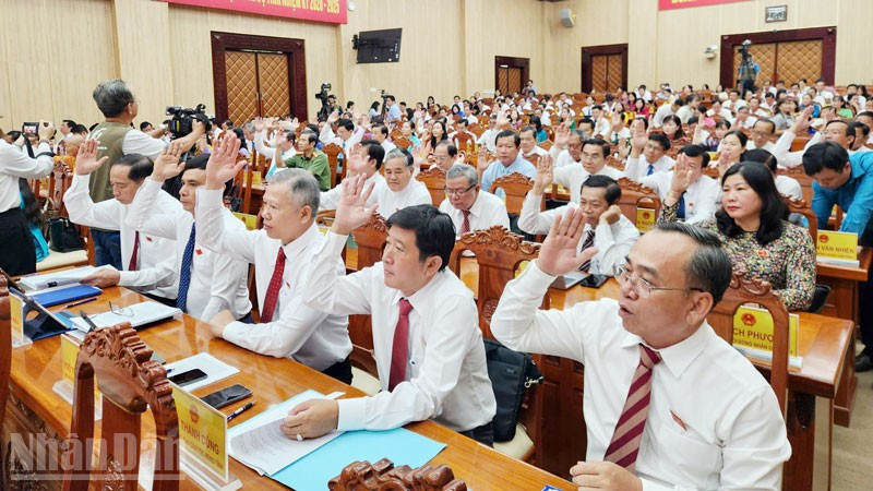 Đại biểu thông qua các nghị quyết.
