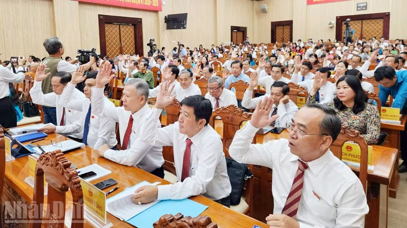 Đại biểu thông qua các nghị quyết.