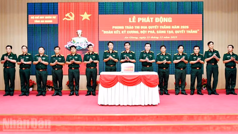 Các đơn vị trực thuộc Bộ Chỉ huy Quân sự tỉnh An Giang ký kết giao ước thi đua. 