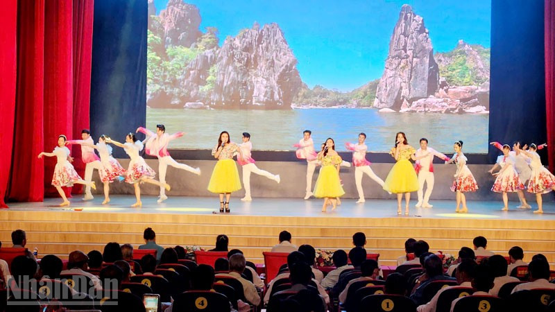 Tiết mục văn nghệ tại hội nghị. ndo_bl_2.jpg