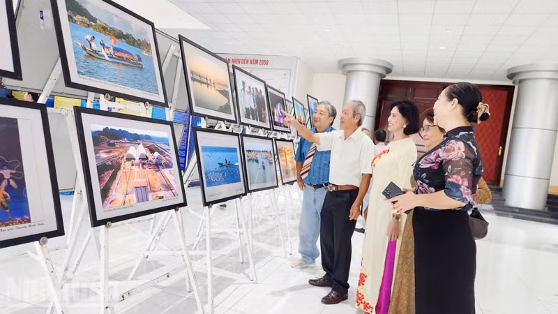 Đại biểu, các văn nghệ sĩ xem triển lãm, trưng bày, giới thiệu thành tựu 50 năm nền văn học nghệ thuật tỉnh Kiên Giang.