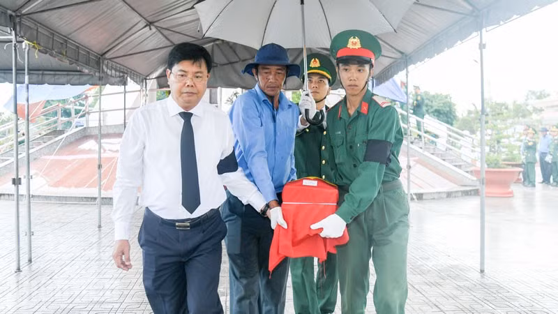 Bí Thư Tỉnh ủy Kiên Giang Nguyễn Tiến Hải tiễn đưa hài cốt liệt sĩ về nơi an táng.