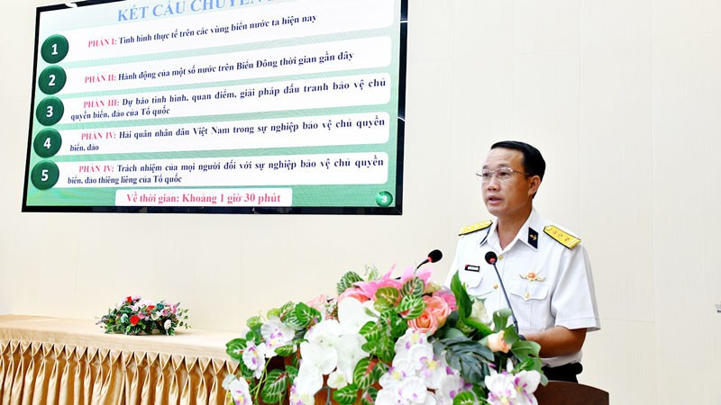 Thượng tá Nguyễn Lương Khuyên, Chính ủy Lữ đoàn 127 truyền đạt nội dung 2.jpg