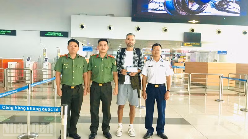 Phòng Quản lý xuất nhập cảnh Công an tỉnh An Giang phối hợp Vùng Cảnh sát biển 4 hỗ trợ đưa ông Oleksandr Kyselytisa làm thủ tục xuất cảnh tại sân bay Phú Quốc.