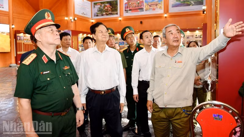 Đồng chí Nguyễn Tấn Dũng, nguyên Ủy viên Bộ Chính trị, nguyên Thủ tướng Chính phủ và Đại tướng Nguyễn Trọng Nghĩa tham quan Đền tưởng niệm Anh hùng liệt sĩ và người có công. (Ảnh: PHƯƠNG VŨ).