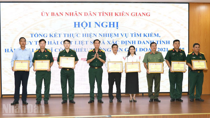 Các tập thể có thành tích xuất sắc trong thực hiện nhiệm vụ tìm kiếm, quy tập hài cốt liệt sĩ và xác định danh tính hài cốt liệt sĩ còn thiếu thông tin giai đoạn 2021–2025 được Chủ tịch Ủy ban nhân dân tỉnh Kiên Giang tặng bằng khen. (Ảnh: PHƯƠNG VŨ). ndo_bl_3.jpg