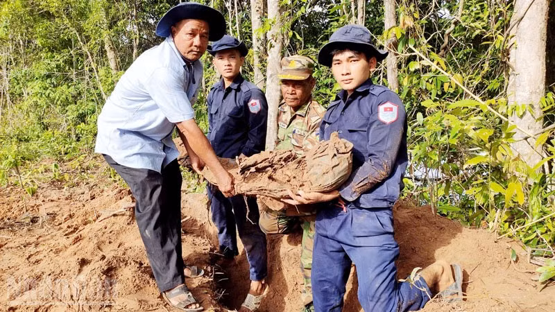 Đội K92 tìm kiếm hài cốt liệt sĩ trên đất bạn Campuchia. (Ảnh: PHƯƠNG VŨ).
