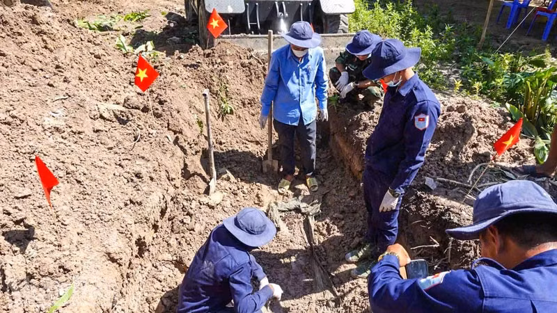 Đội K92 tìm kiếm hài cốt liệt sĩ trên địa bàn xã Kiên Lương. (Ảnh: PHƯƠNG VŨ)