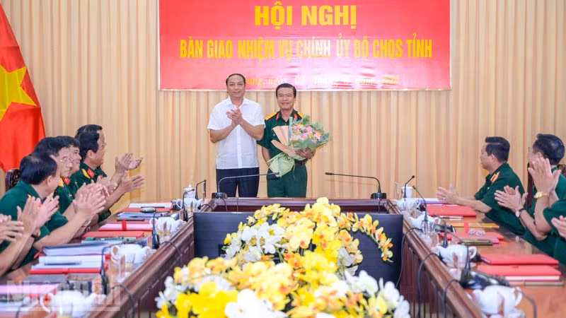 Đồng chí Lâm Minh Thành, Phó Bí thư Thường trực Tỉnh ủy An Giang trao hoa chúc mừng Đại tá Nguyễn Việt Thắng, Phó Bí thư Thường trực Đảng ủy Quân sự, Chính ủy Bộ Chỉ huy quân sự tỉnh An Giang. (Ảnh: PHƯƠNG VŨ)