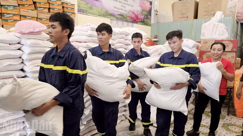 Đoàn viên thanh niên Công an tỉnh An Giang tập kết hàng hoá cứu trợ đồng bào miền trung.