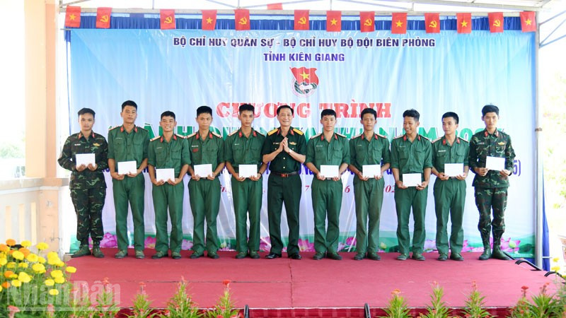 Đại tá Cao Minh Tâm, Phó Chính ủy Bộ Chỉ huy quân sự tỉnh Kiên Giang trao tặng quà cho cán bộ, chiến sĩ đại đội 6, Tiểu đoàn 519 có hoàn cảnh khó khăn. (Ảnh: PHƯƠNG VŨ).