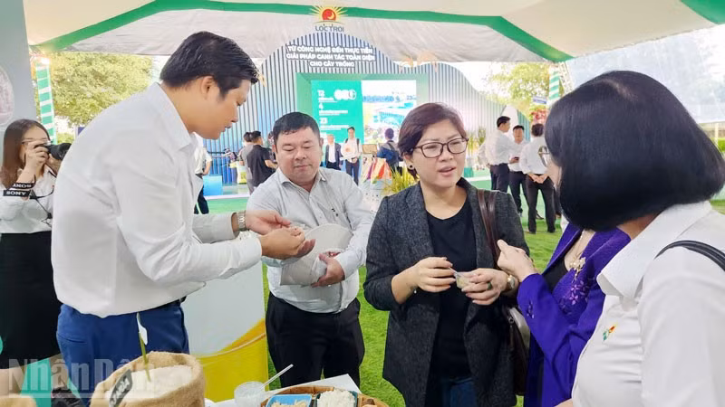 Đại biểu thưởng thức cơm chế biến từ gạo chất lượng cao.